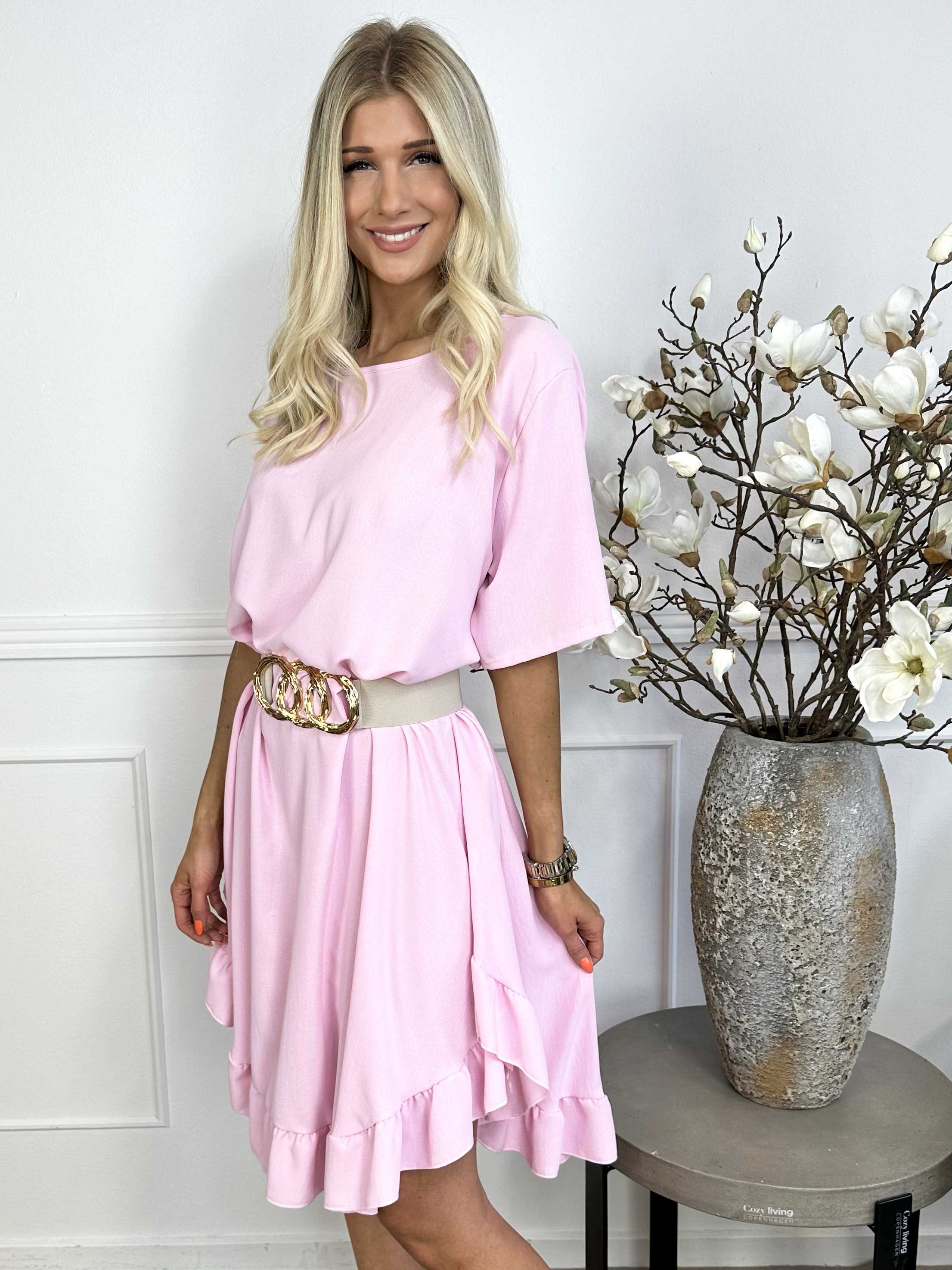 Emmelie - Klänning i viskosblandning med volangkant och fickor.